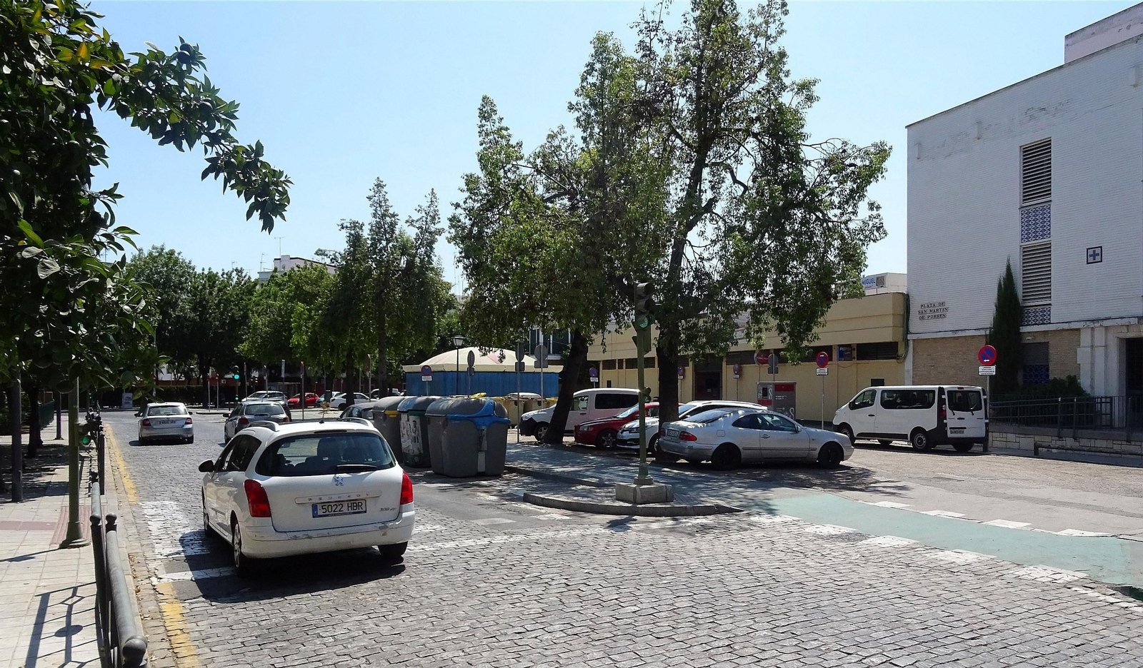 Varios coches en la plaza de San Martín de Porres, en una imagen de archivo.