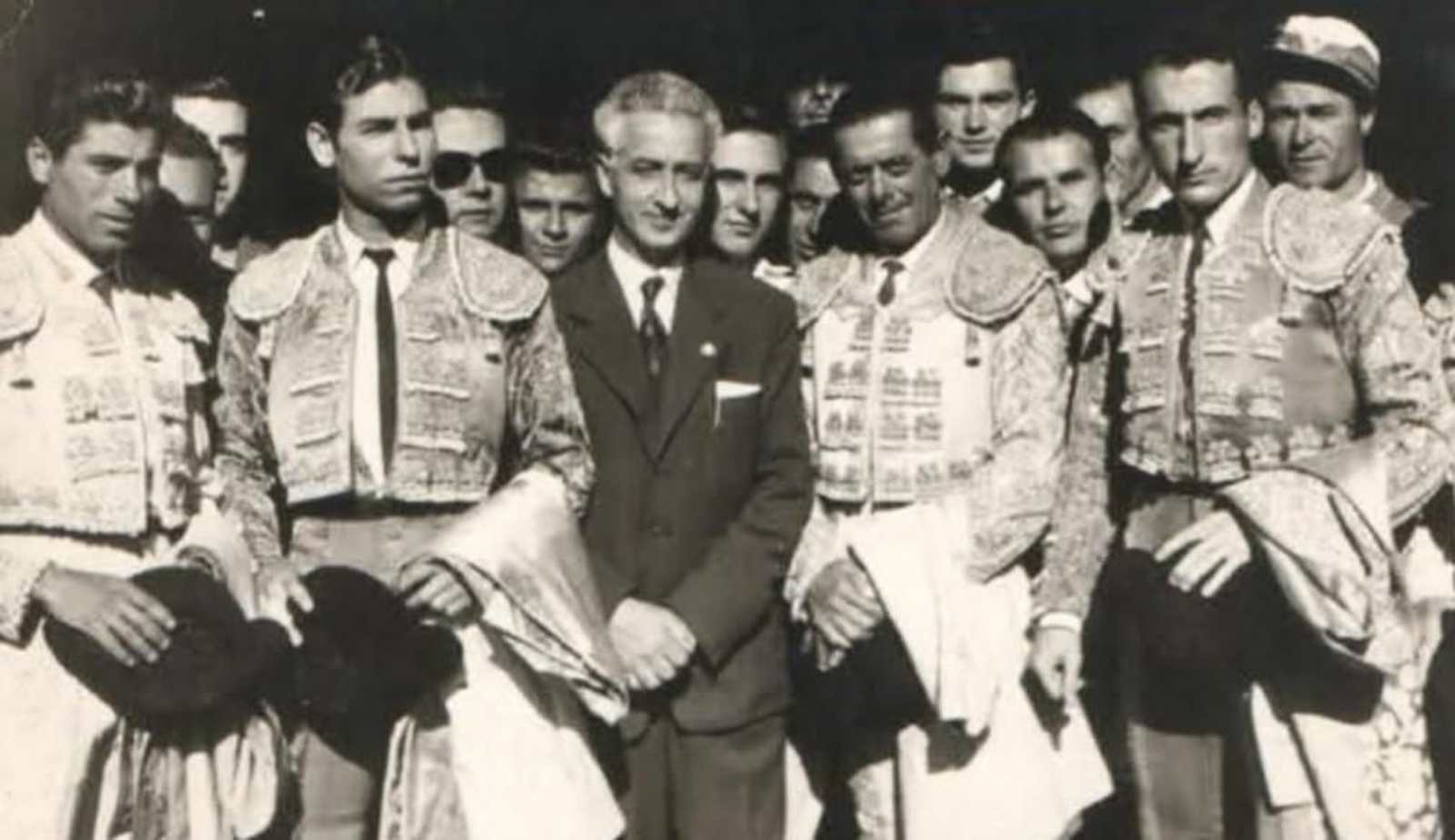 Histórica fotografía en la que posan, entre otros, Ignacio Fernández Ramírez, Rayito, Rafael de Paula, Ventura Núñez ‘Venturita’ y un hermano de Juan Antonio Romero.