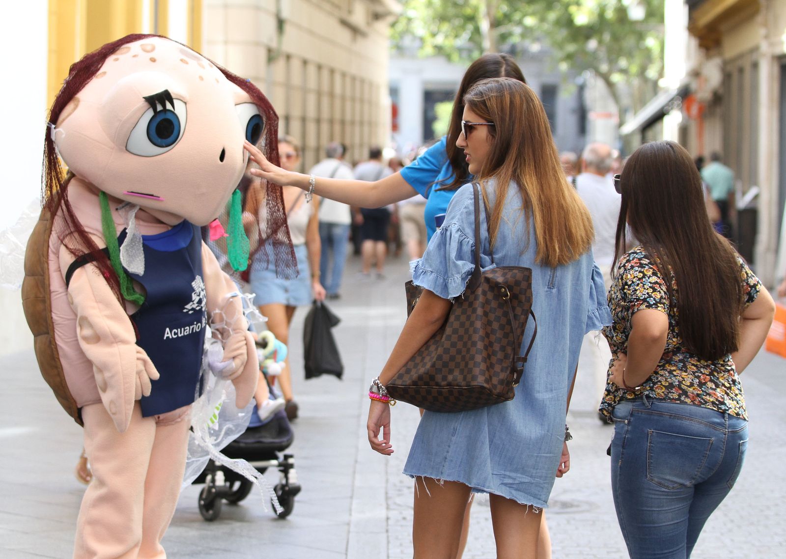 La tortuga Chelo del Acuario de Sevilla da comienzo a una acción de concienciación para difundir la cultura oceánica