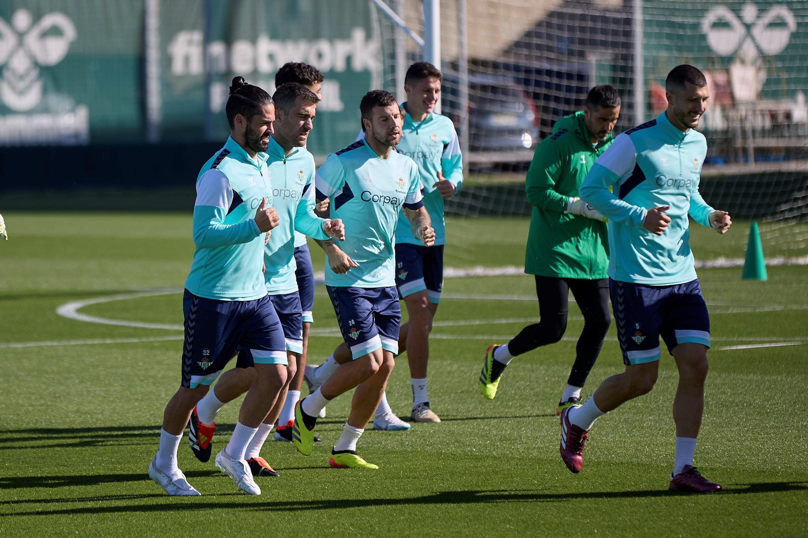 Guido Rodríguez encabeza un grupo que hace carrera continua en la ciudad deportiva junto a Isco, Sokratis y Ruibal, entre otros.