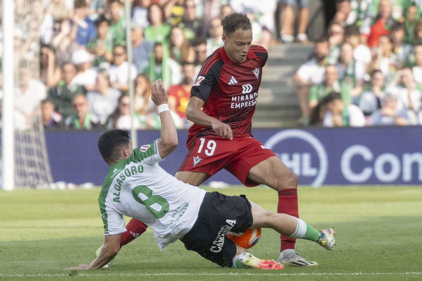 Laucher intenta salvar la entrada de Aldasoro, del Racing de Santander.