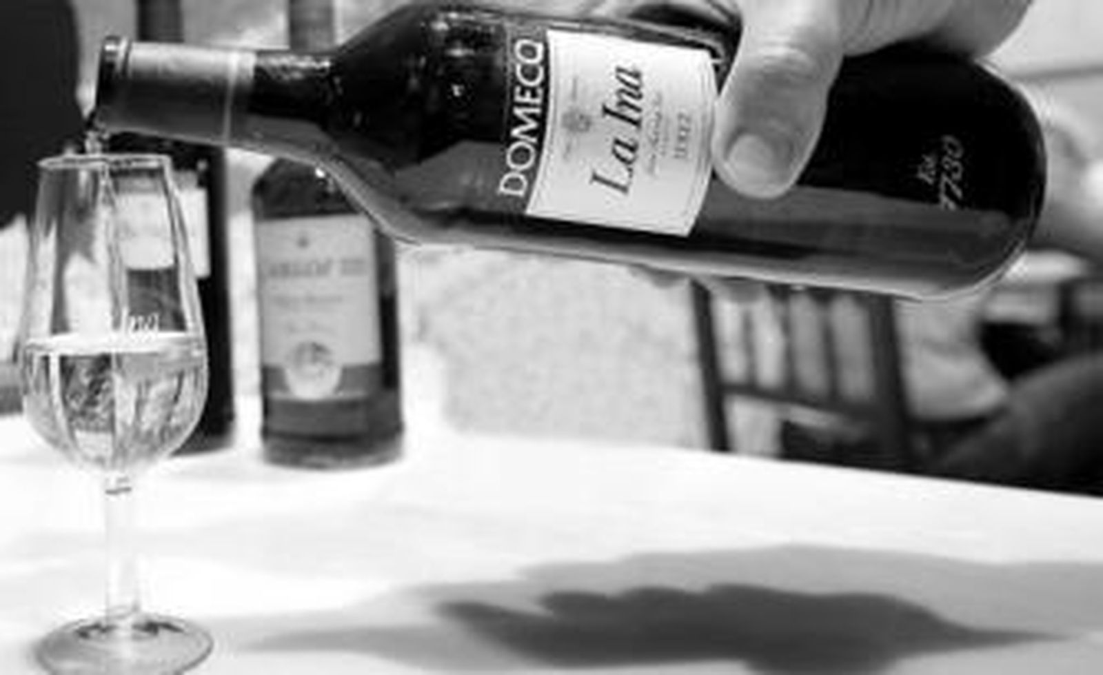 Servicio de una copa de 'La Ina' en un bar del centro.