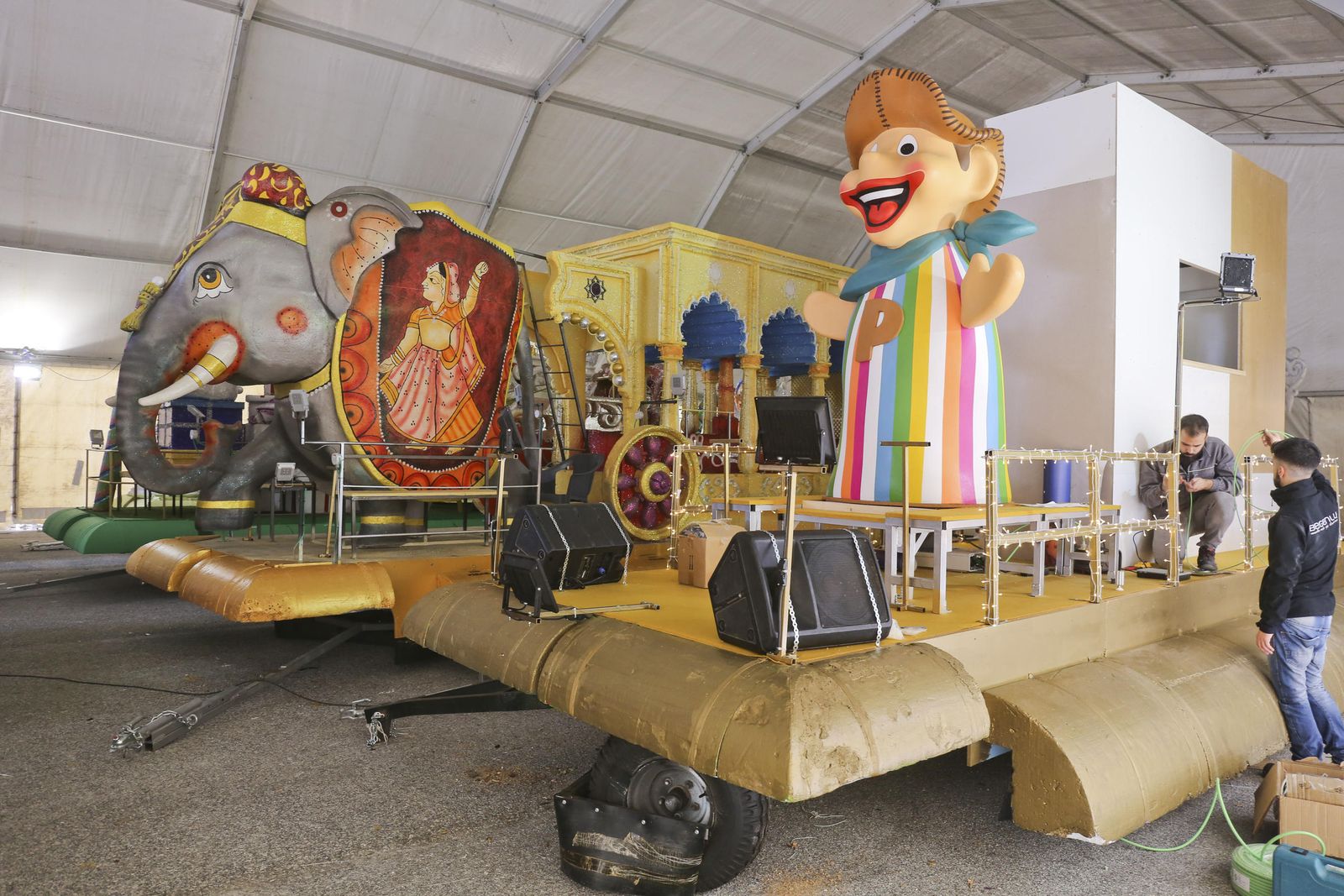 Últimos retoques a las carrozas para la Cabalgata de Reyes de Málaga capital.