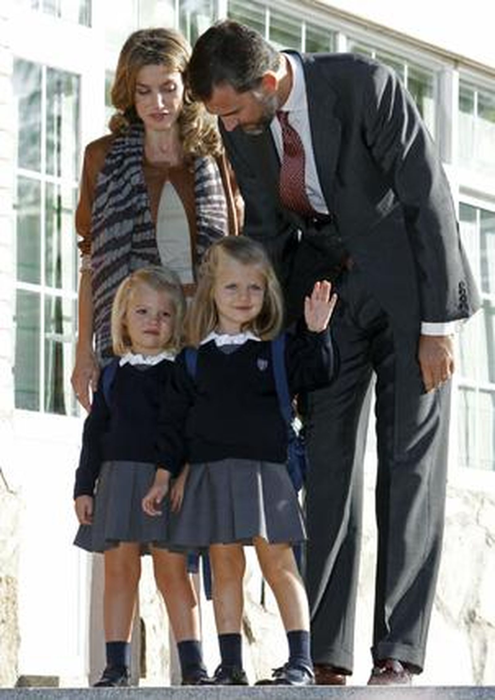 Las infantas Leonor y Sofía asisten a su primer día de colegio acompañadas de sus padres. / EFE