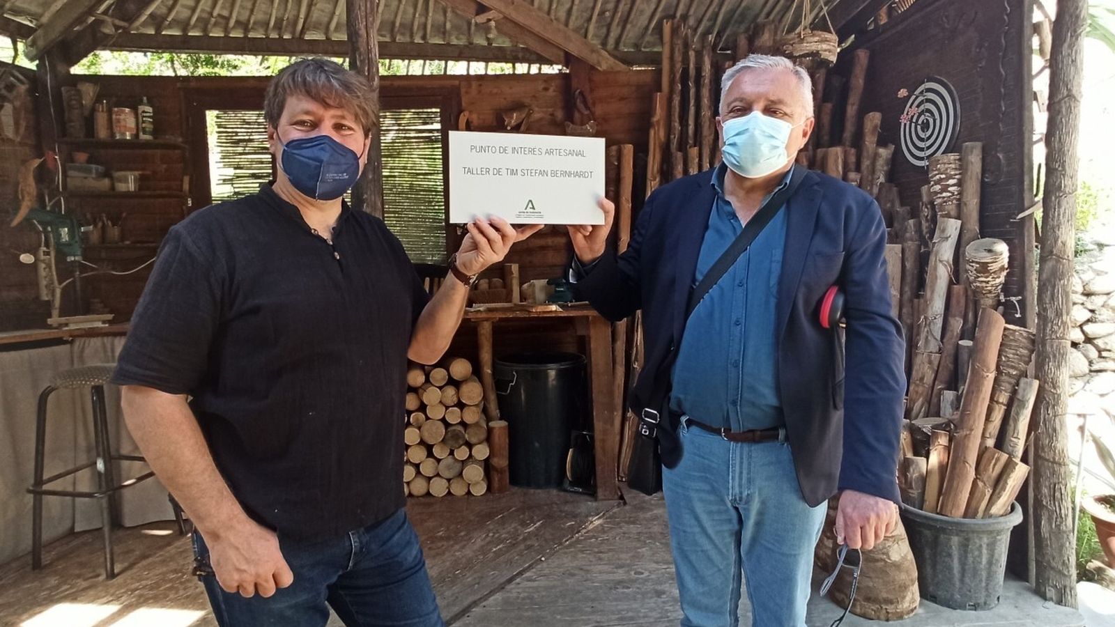 Tim Bernhardt y Emilio Ortiz, quien le ha entregado el reconocimiento