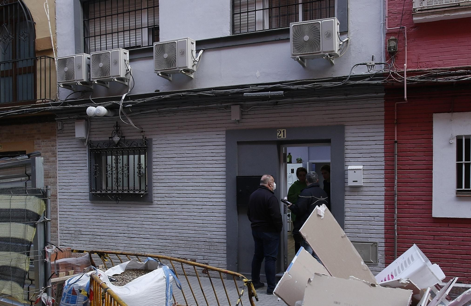 La Policía Local en la puerta del establecimiento el pasado febrero.