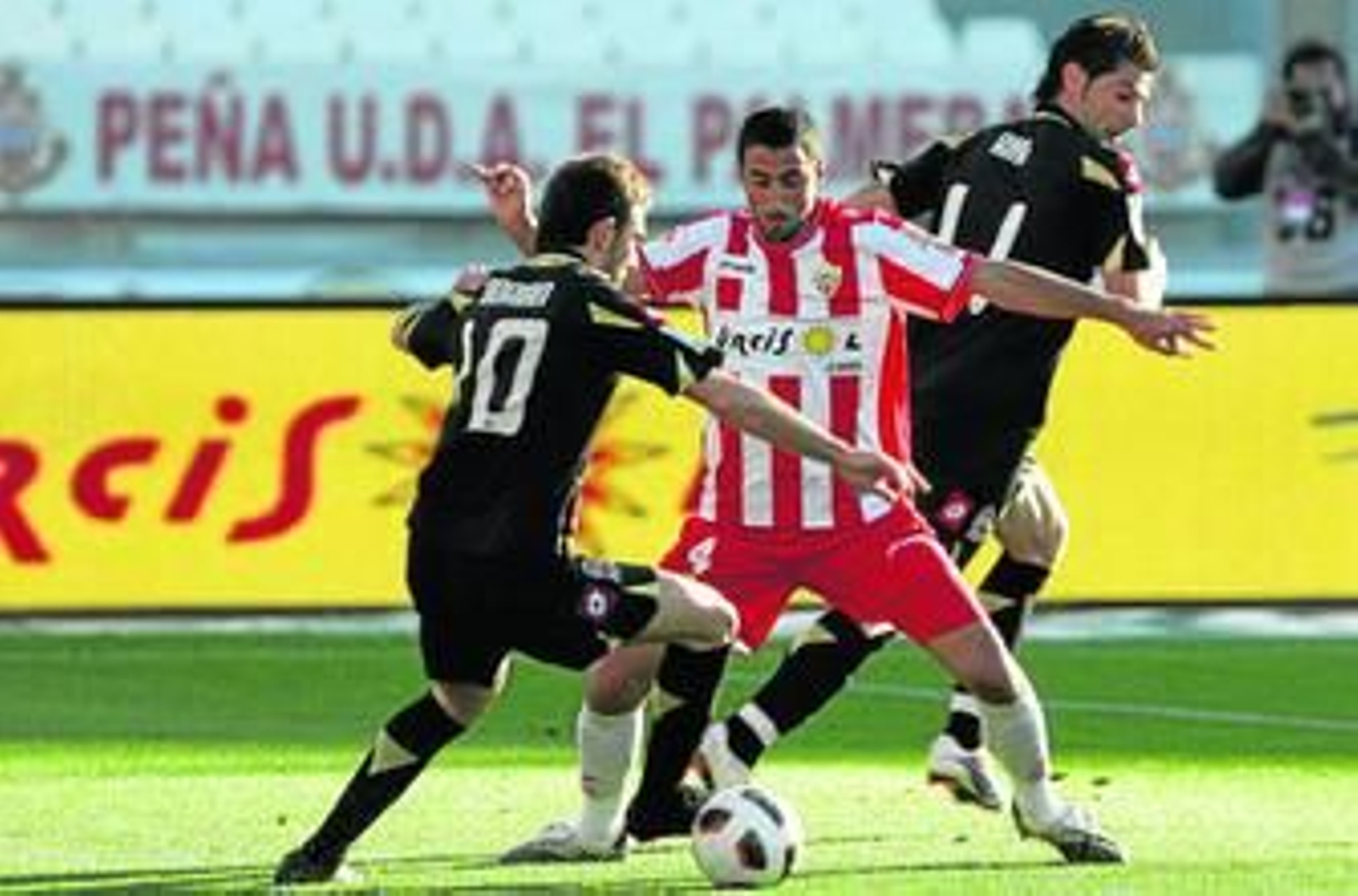 Pellerano se lesionó en Riazor, reapareció ante el Depor en Copa y jugó en Liga.