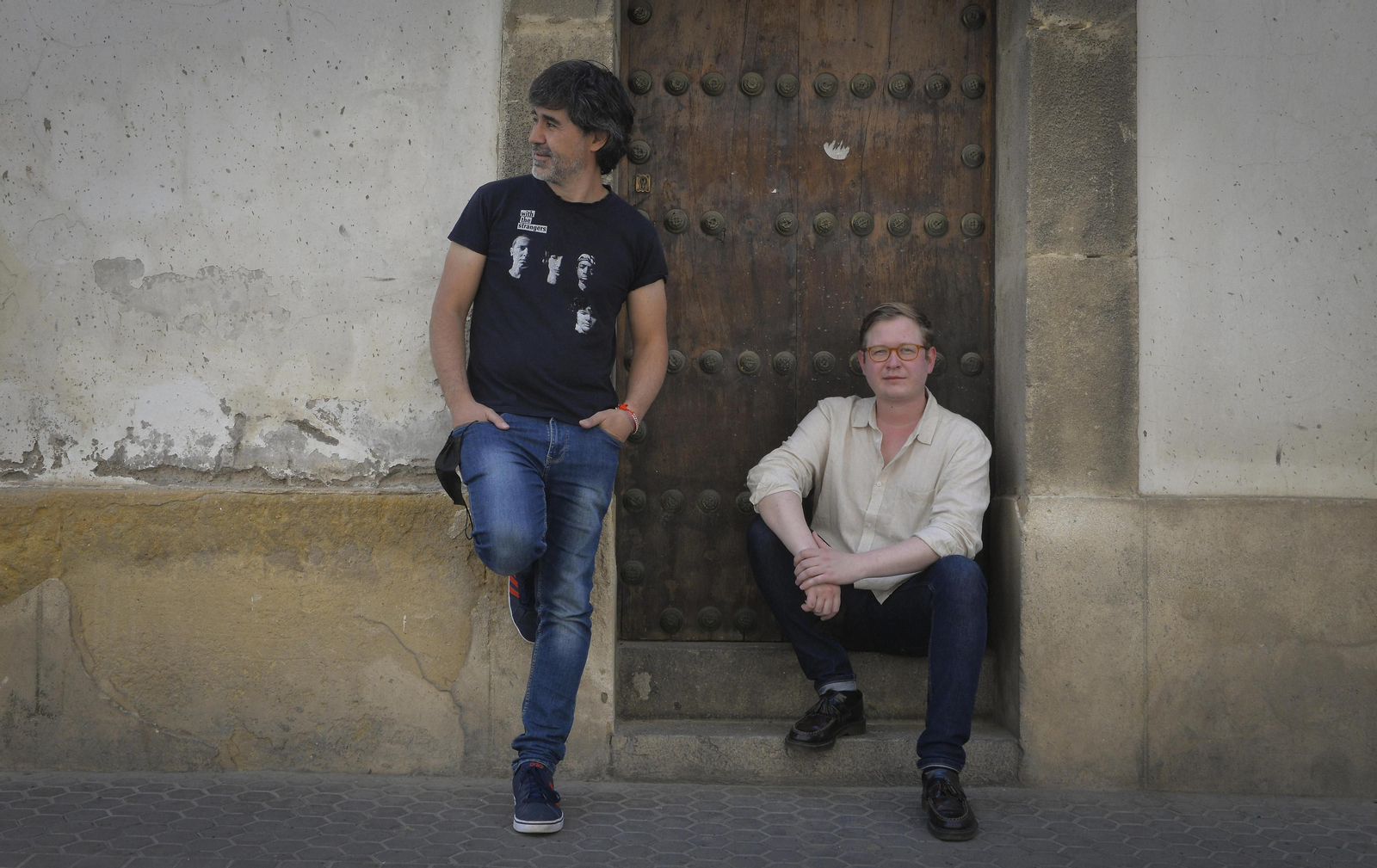 Los escritores Pedro Simón y Dimas Prychyslyy, fotografiados este lunes en una visita a Sevilla.