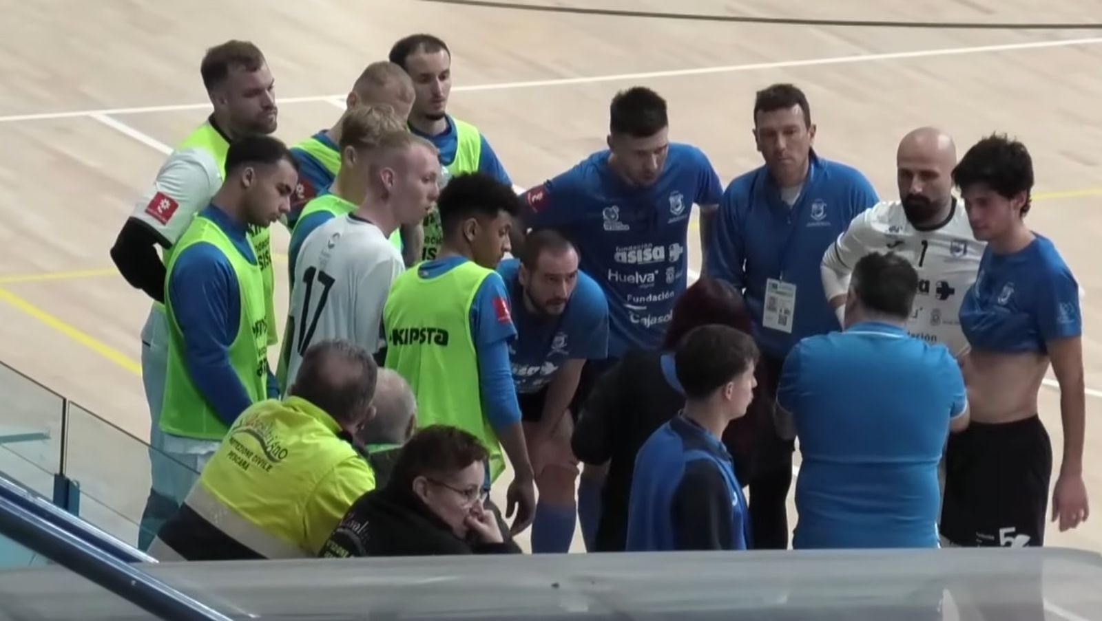 Los jugadores del CDS Huelva atienden a las indicaciones de Antonio Arellano durante la final.