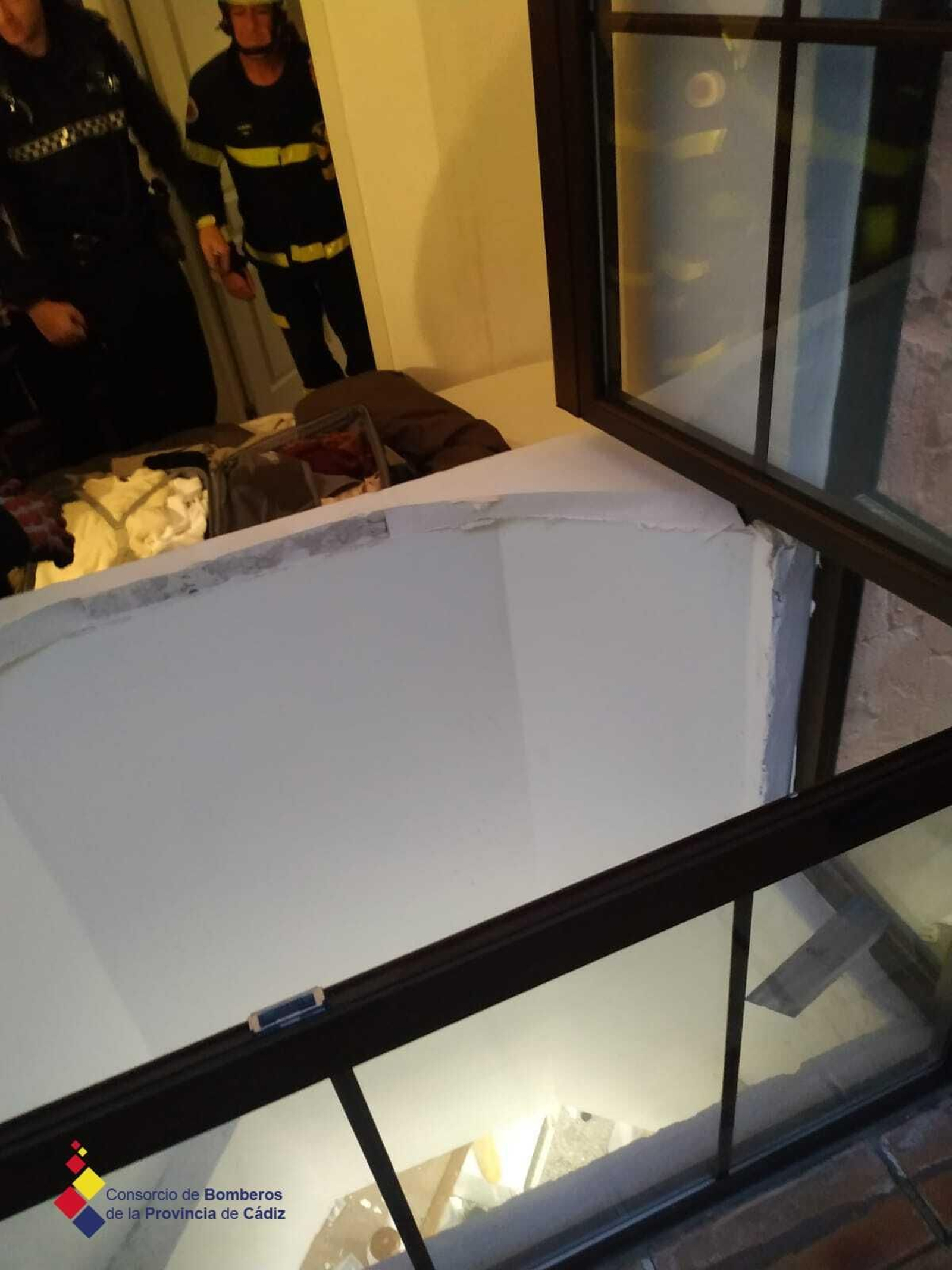 Bomberos durante la maniobra de rescate.