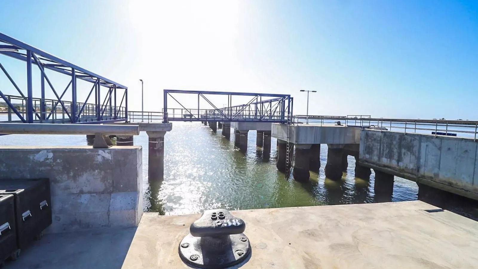 Las nuevas pasarelas y duques alba junto a la rampa Ro-Ro en el Muelle Sur del Puerto de Huelva.