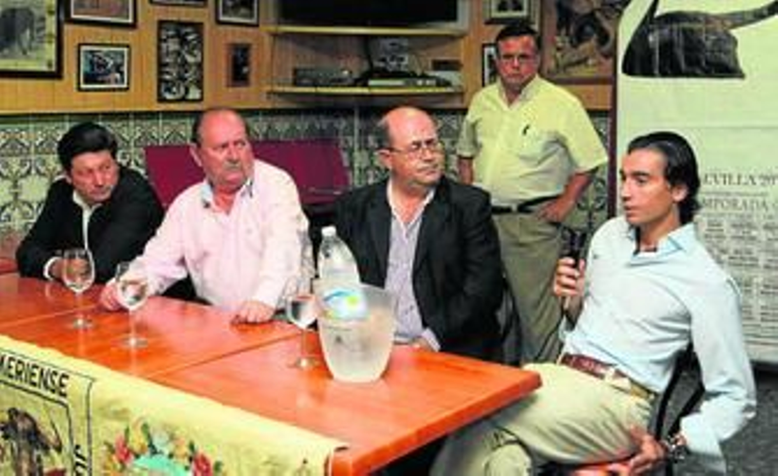 Juan Collado y Curro Díaz en los extremos de la mesa que moderó Juan Rafael Aguilera.