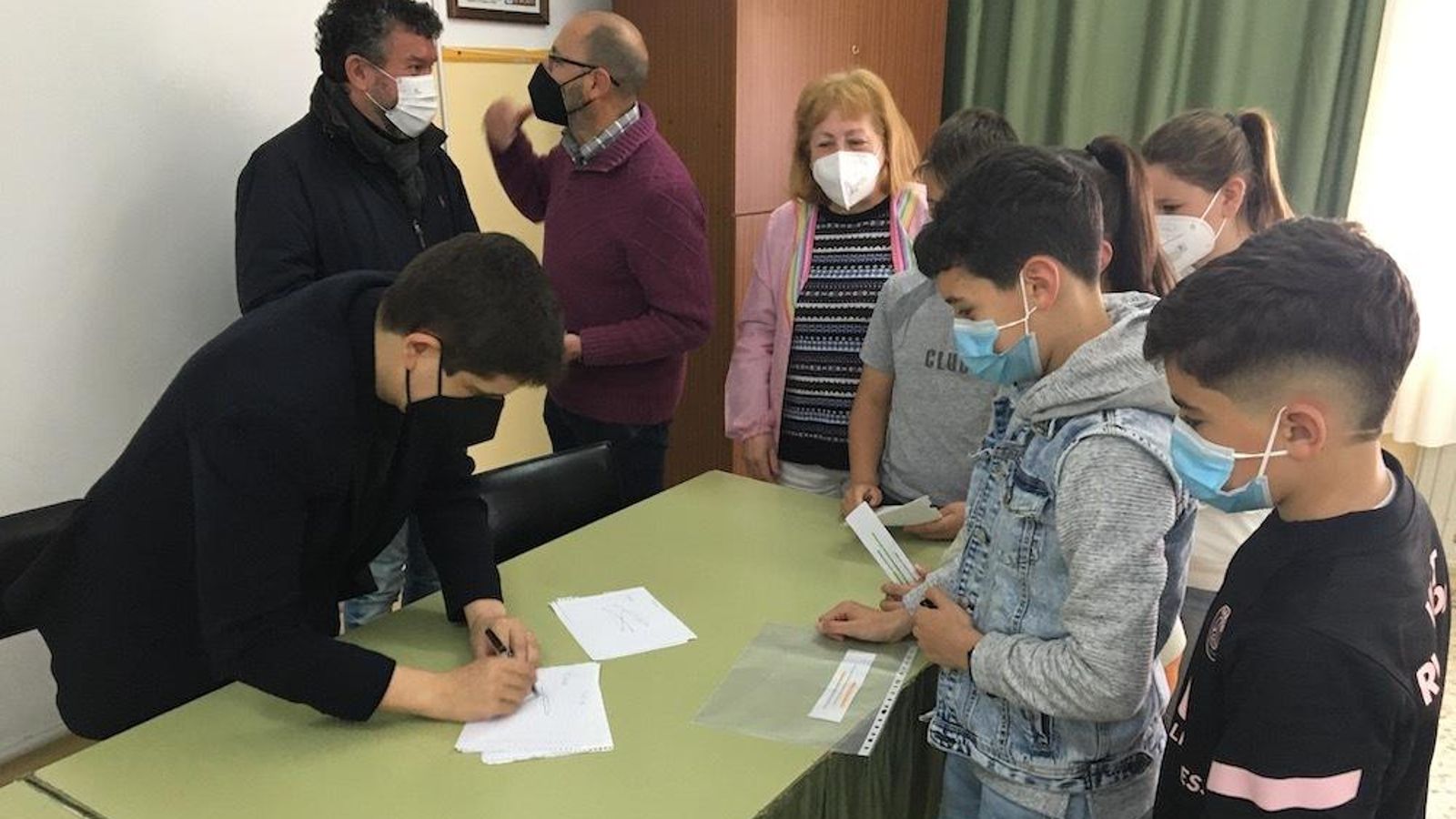 Javier Perianes con los alumnos del CEIP Maestro Rojas de Nerva. Javier Perianes con los alumnos del CEIP Maestro Rojas de Nerva.