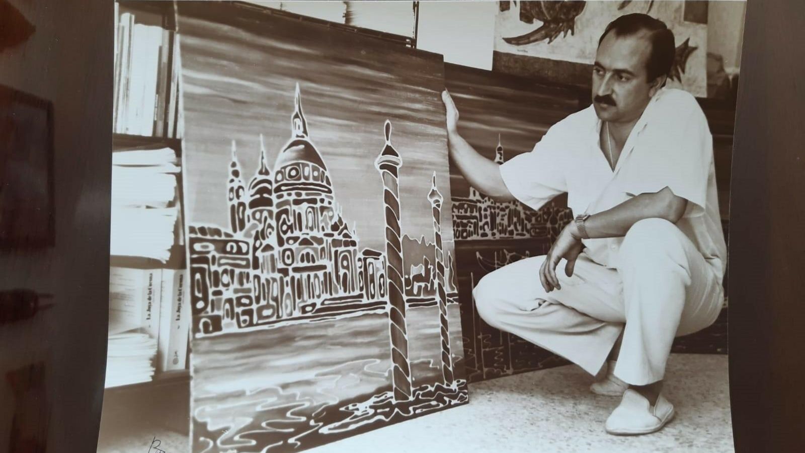 Con uno de sus cuadros