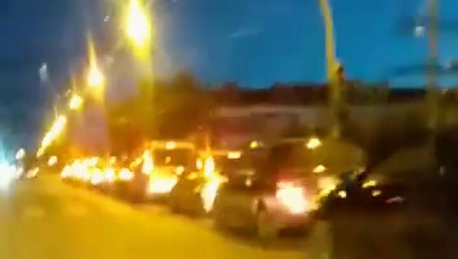 Colas de vehículos en la reapertura del establecimiento de McDonald’s de Sanlúcar.