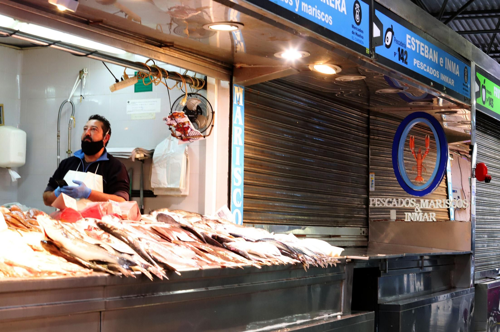 Imágenes del ambiente en el Mercado del Carmen en plena huelga de transportistas