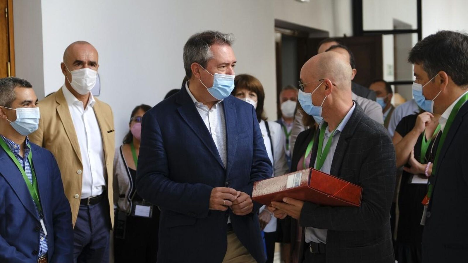 Junto con alcaldes y concejales en el Parlamento de Andalucía, presentendo una iniciativa legislativa popular sobre la Ley de Cultura.