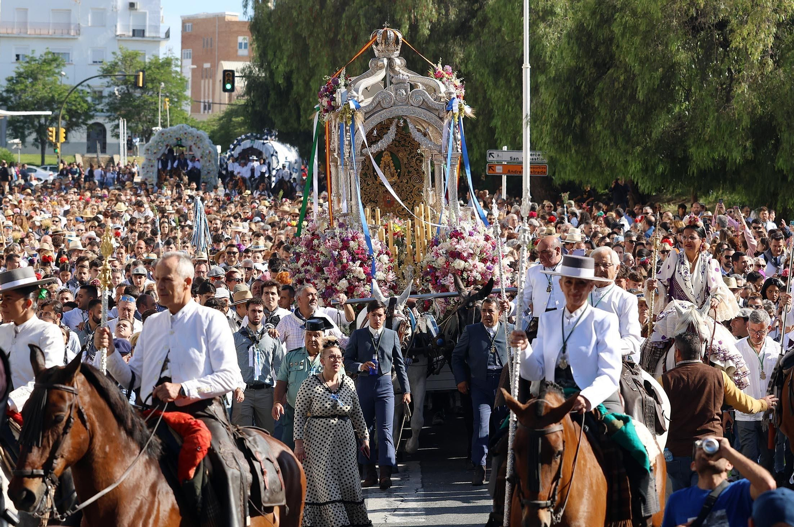 Las mejores imágenes de la salida de la Hermandad del Rocío de Huelva