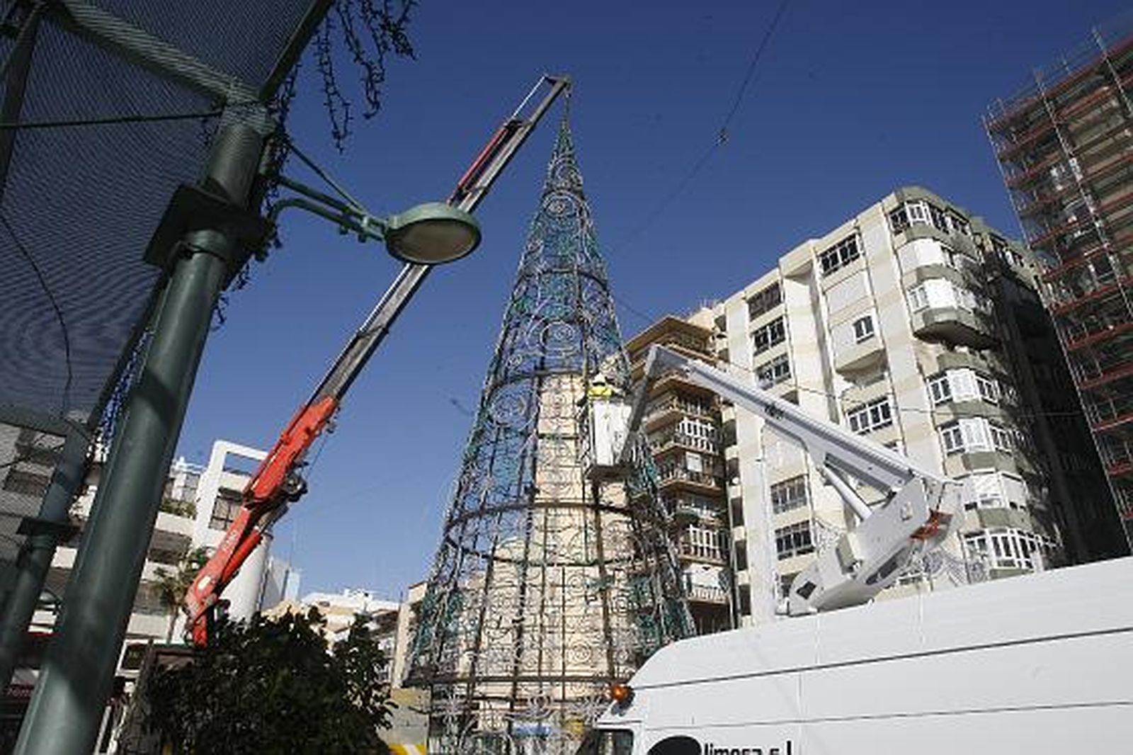 La noche de viento y lluvia se salda con múltiples destrozos en la capital. 

Foto: Jose Braza