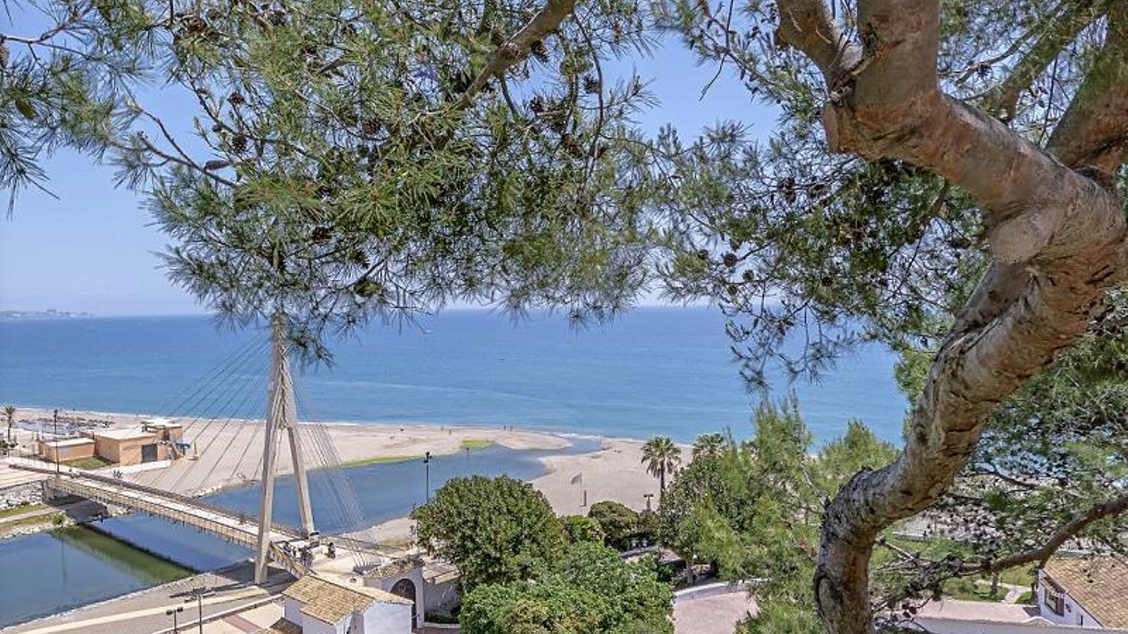 Desde la ladera del castillo Sohail podemos vigilar la playa a sus pies. Desde la ladera del castillo Sohail podemos vigilar la playa a sus pies.