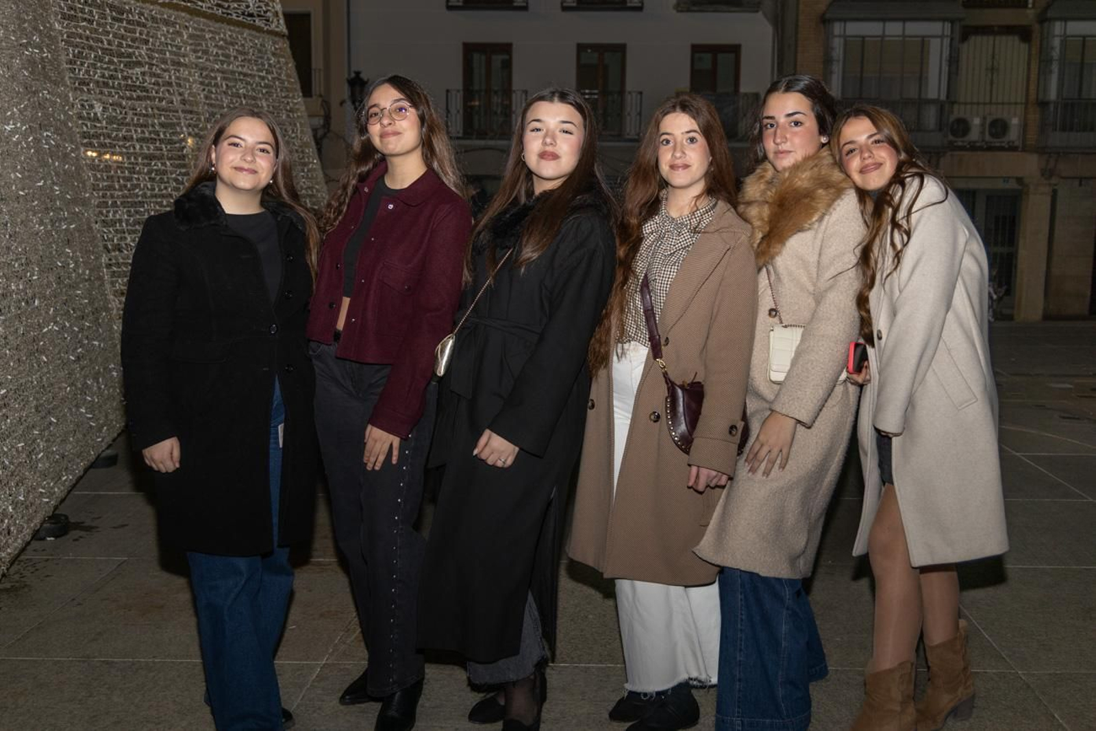 Los jiennenses disfrutan del centro de la ciudad, rodeados de un ambiente navideño