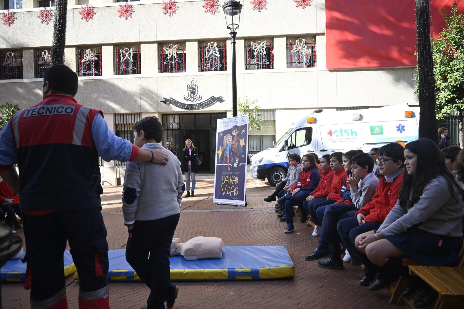 Los niños del Cardenal Spínola aprenden a salvar vidas.