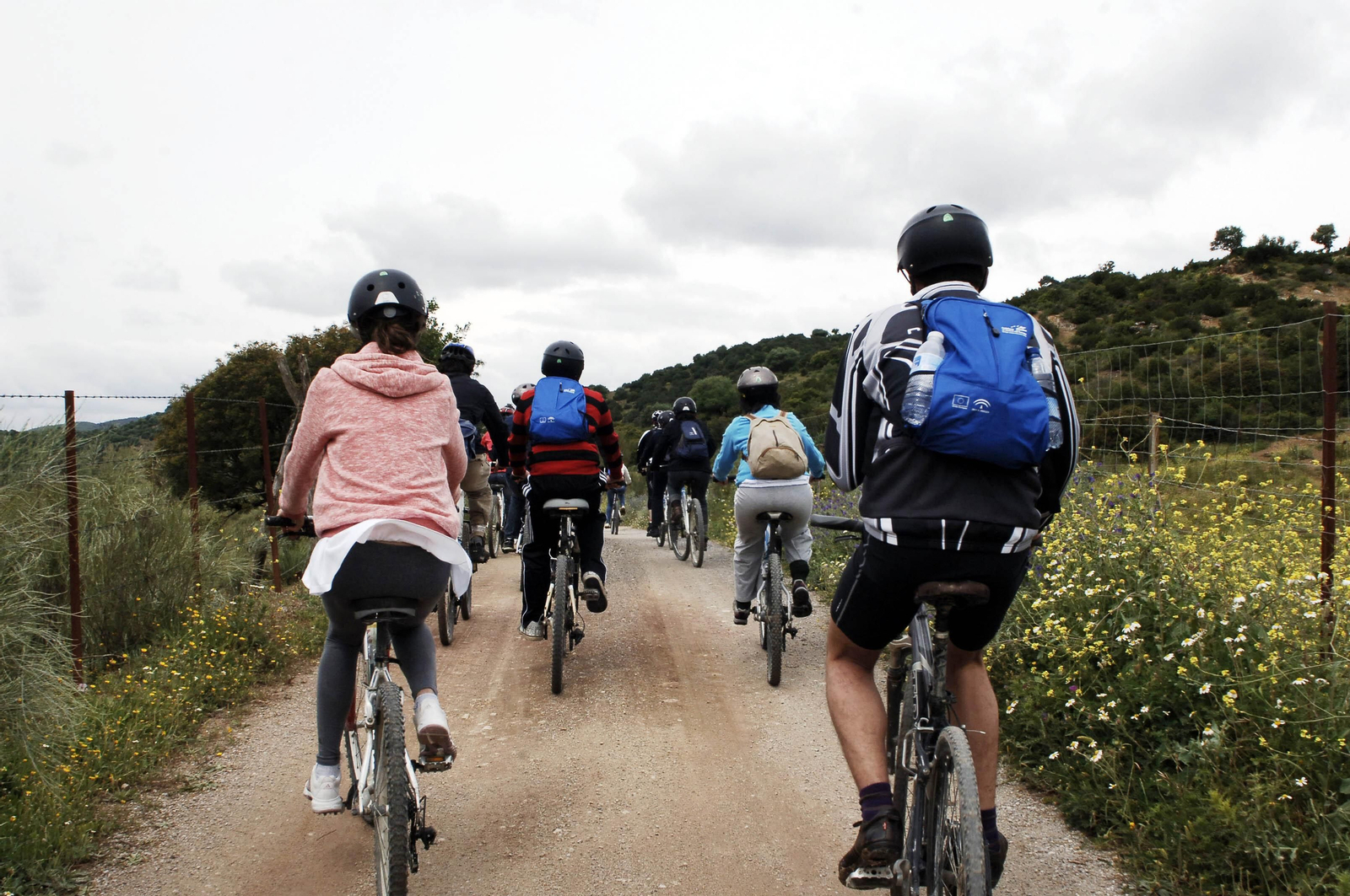 Un grupo de personas en bici por un tramo del sendero acondicionado de la Vía Verde.