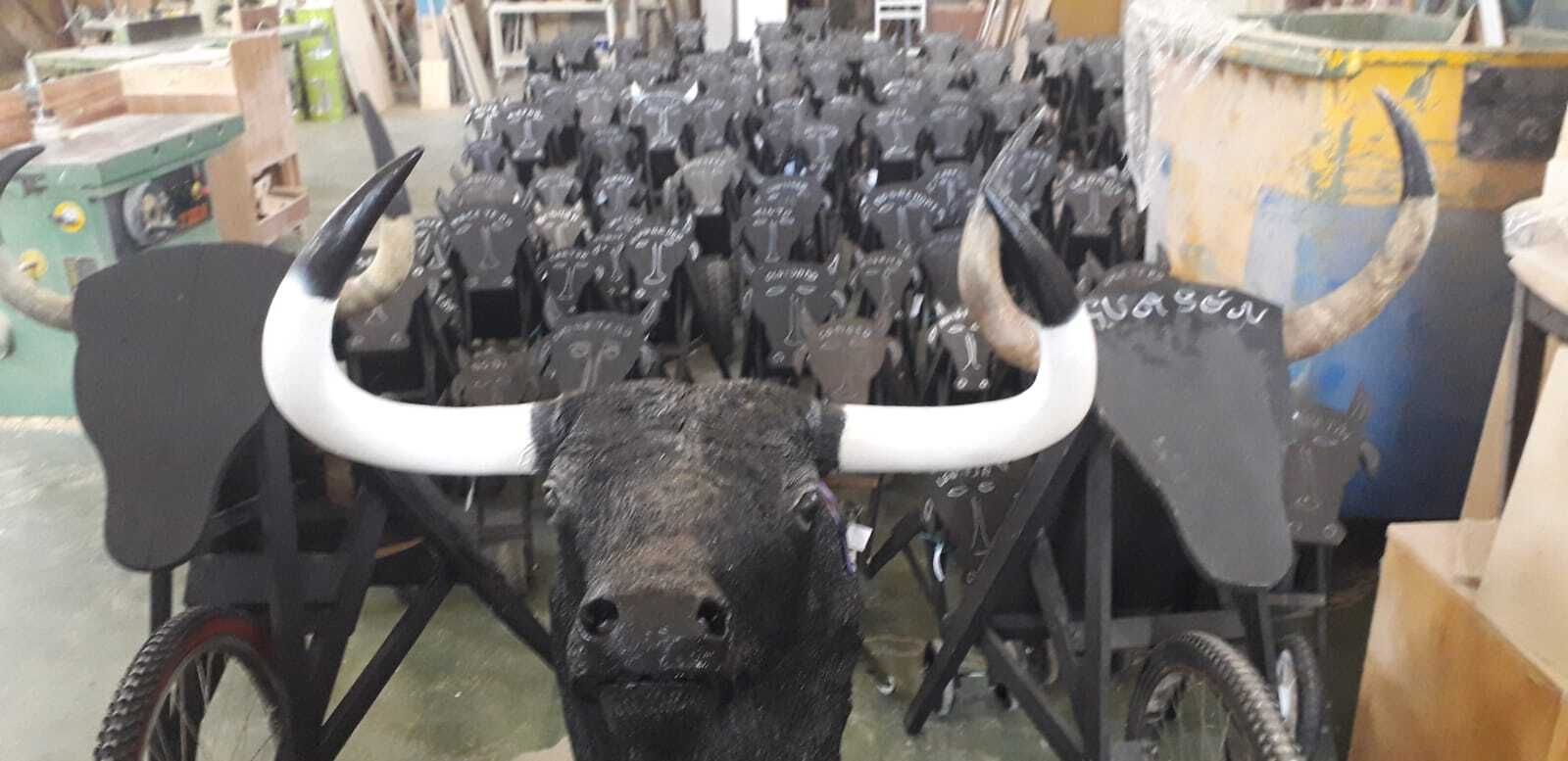 Decenas de 'toritos' ya preparados este lunes en la Carpintería El Taruguito de Paterna de Rivera.