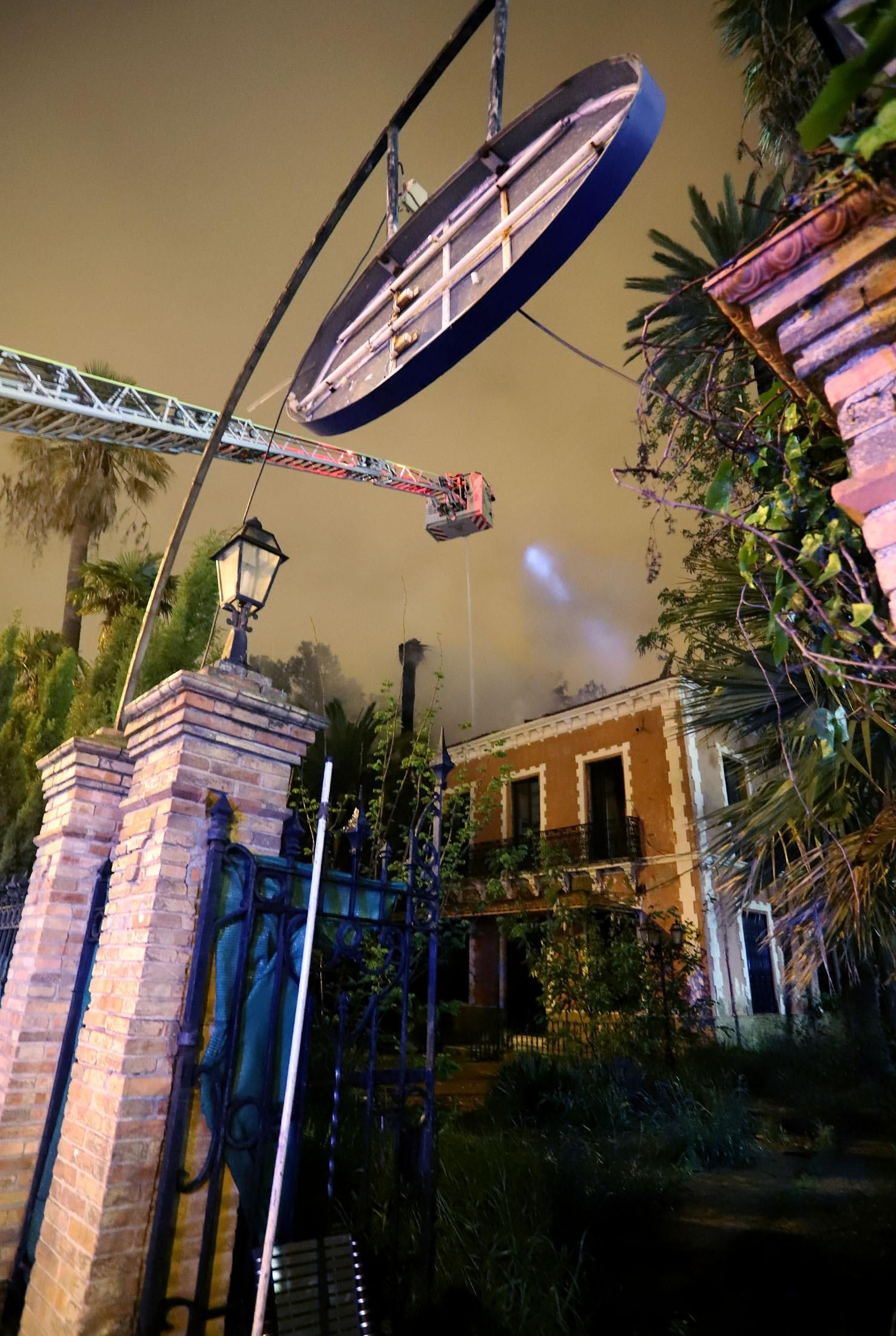 Imágenes del incendio del edificio de la Casona de Huelva en la Alameda