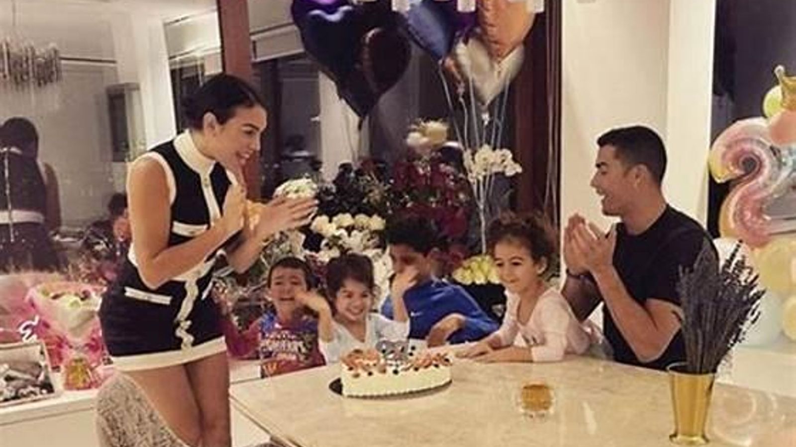 Georgina, con Ronaldo y sus hijos, en el cumpleaños de Alana Martina.