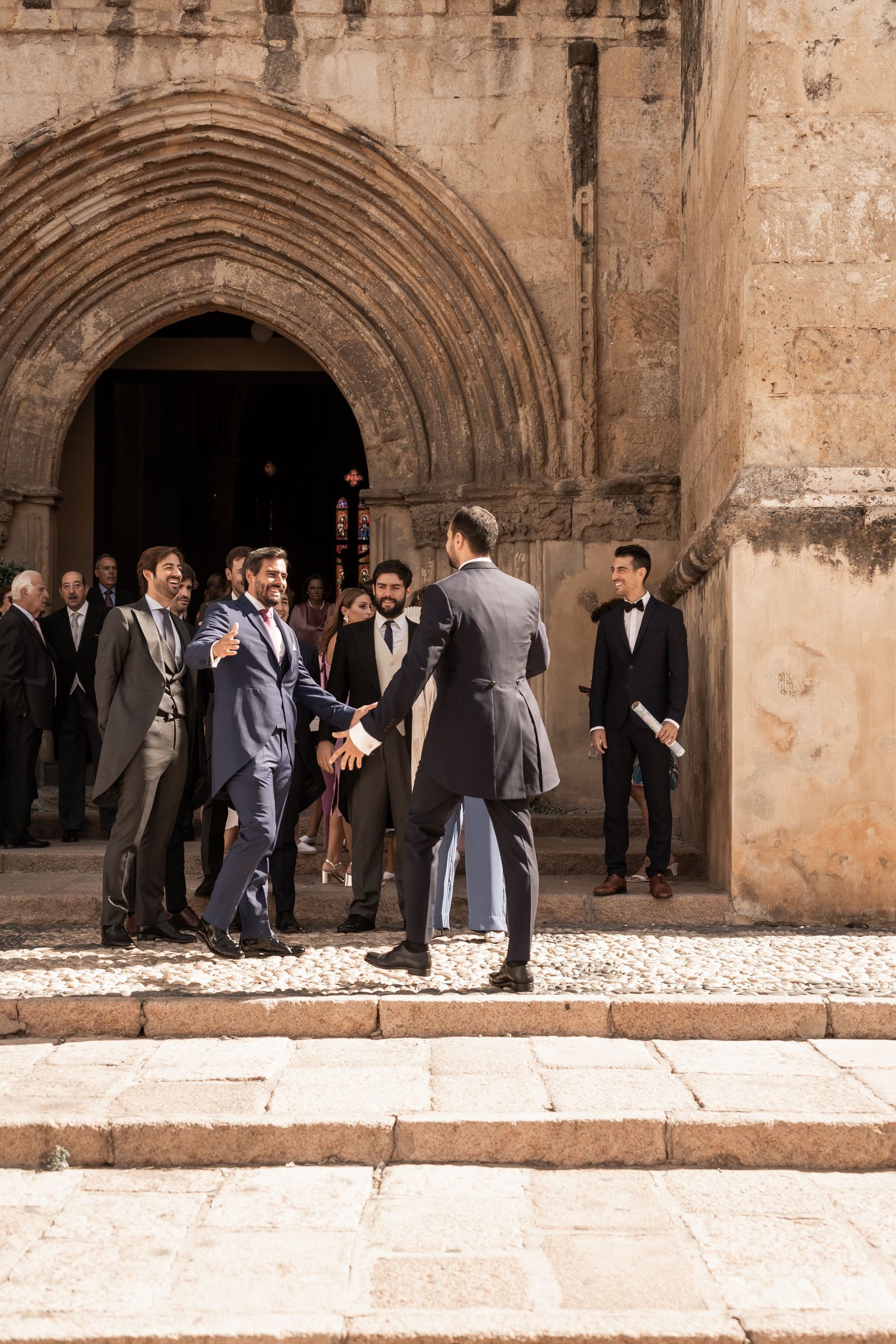 Un grupo de amigos tras la celbración de una boda.