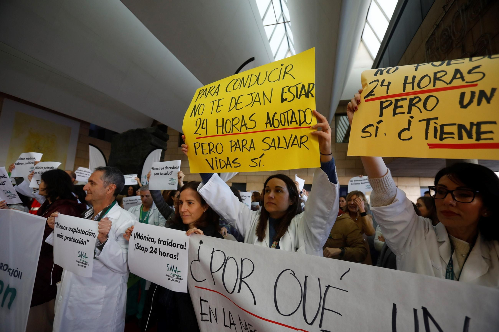 La concentración por la huelga de médicos en Córdoba contra el Estatuto Marco, en imágenes