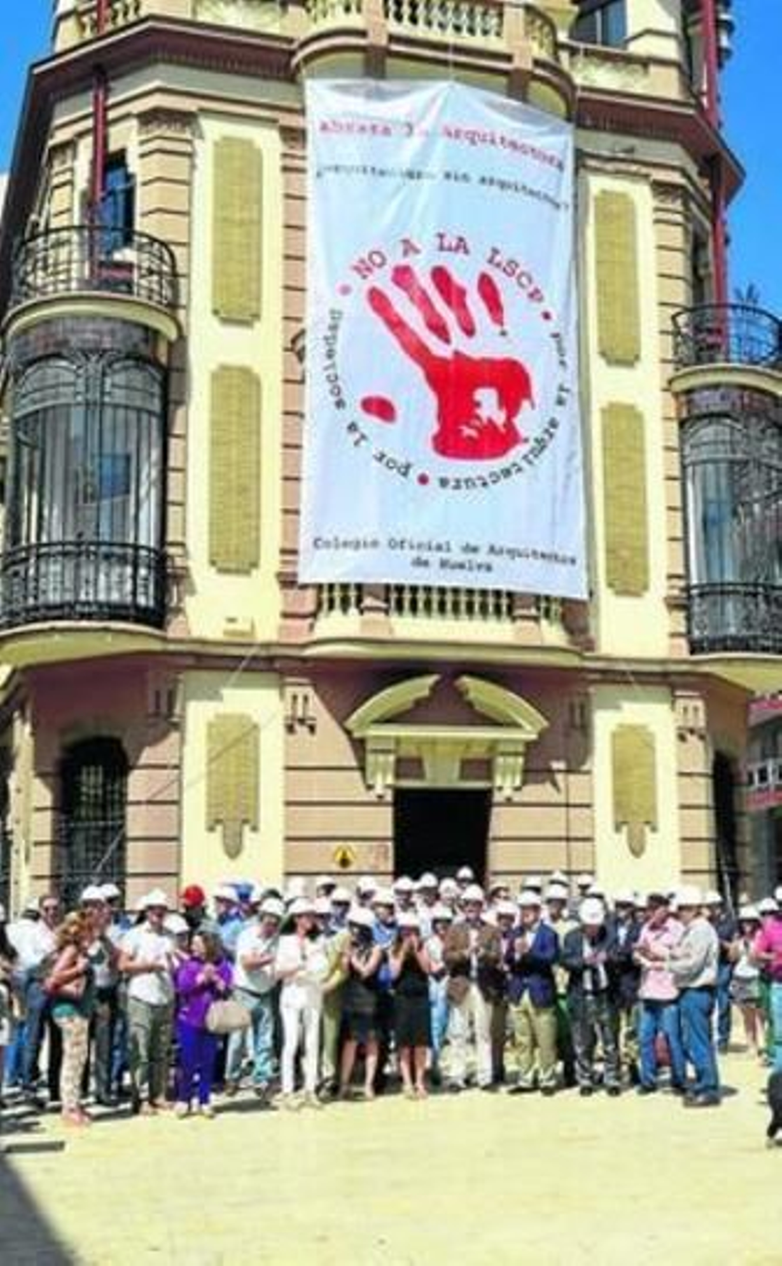 Concentración del sector a las puertas de la sede del COAH.