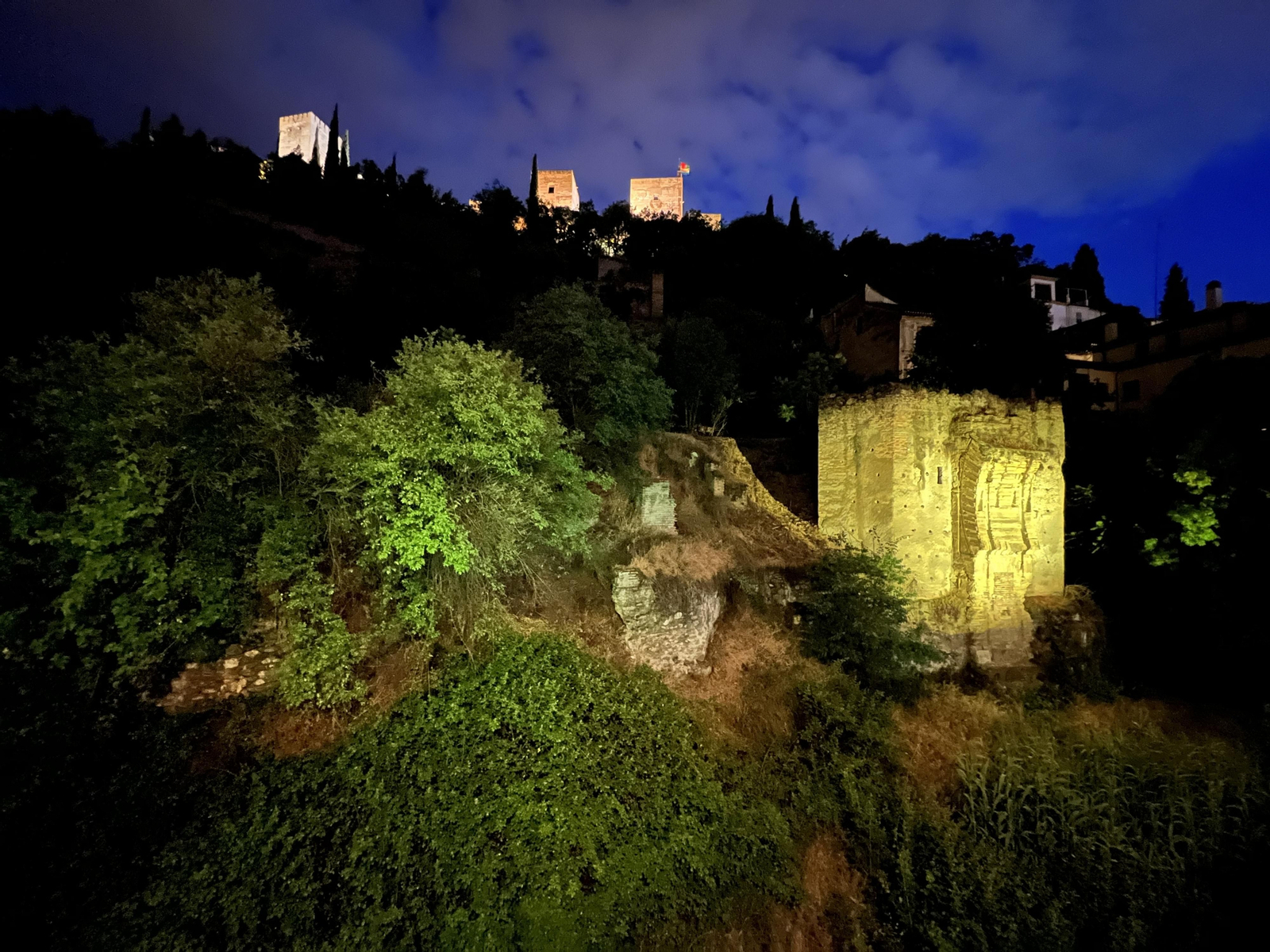 Imagen de una de las pruebas de iluminación del cauce del río Darro de Granada