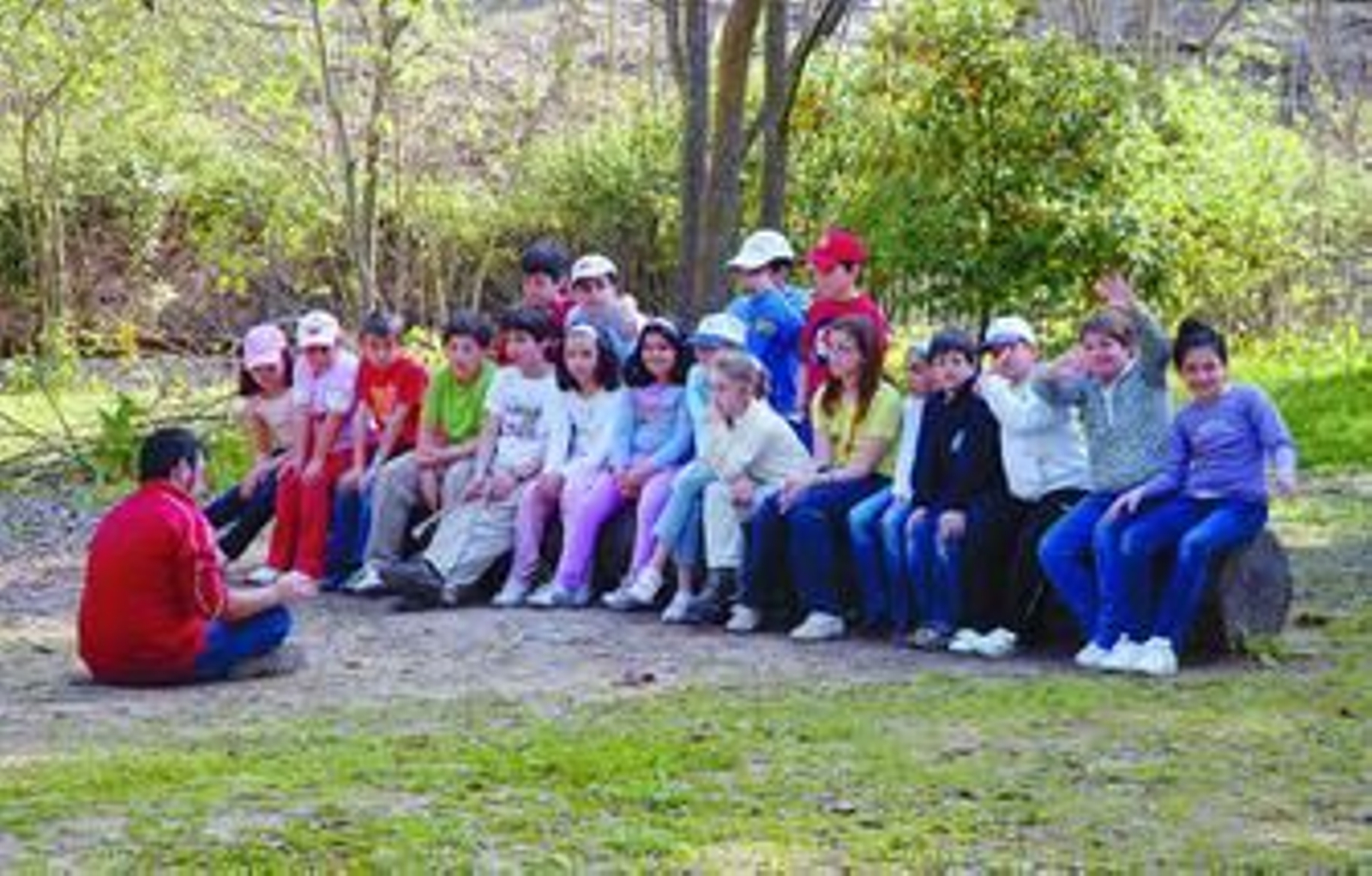 Un grupo de jóvenes jerezanos atiende las explicaciones de un monitor de la Granja-Escuela Bellavista, en la Junta de los Ríos.