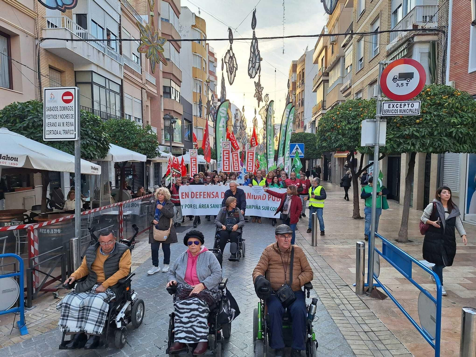 La manifestación en defensa de la sanidad pública en Puente Genil, en fotografías