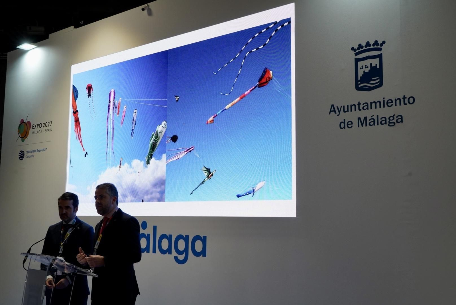 Presentación en Fitur de la exhibición acrobática de cometas que se celebrará en Málaga en abril.