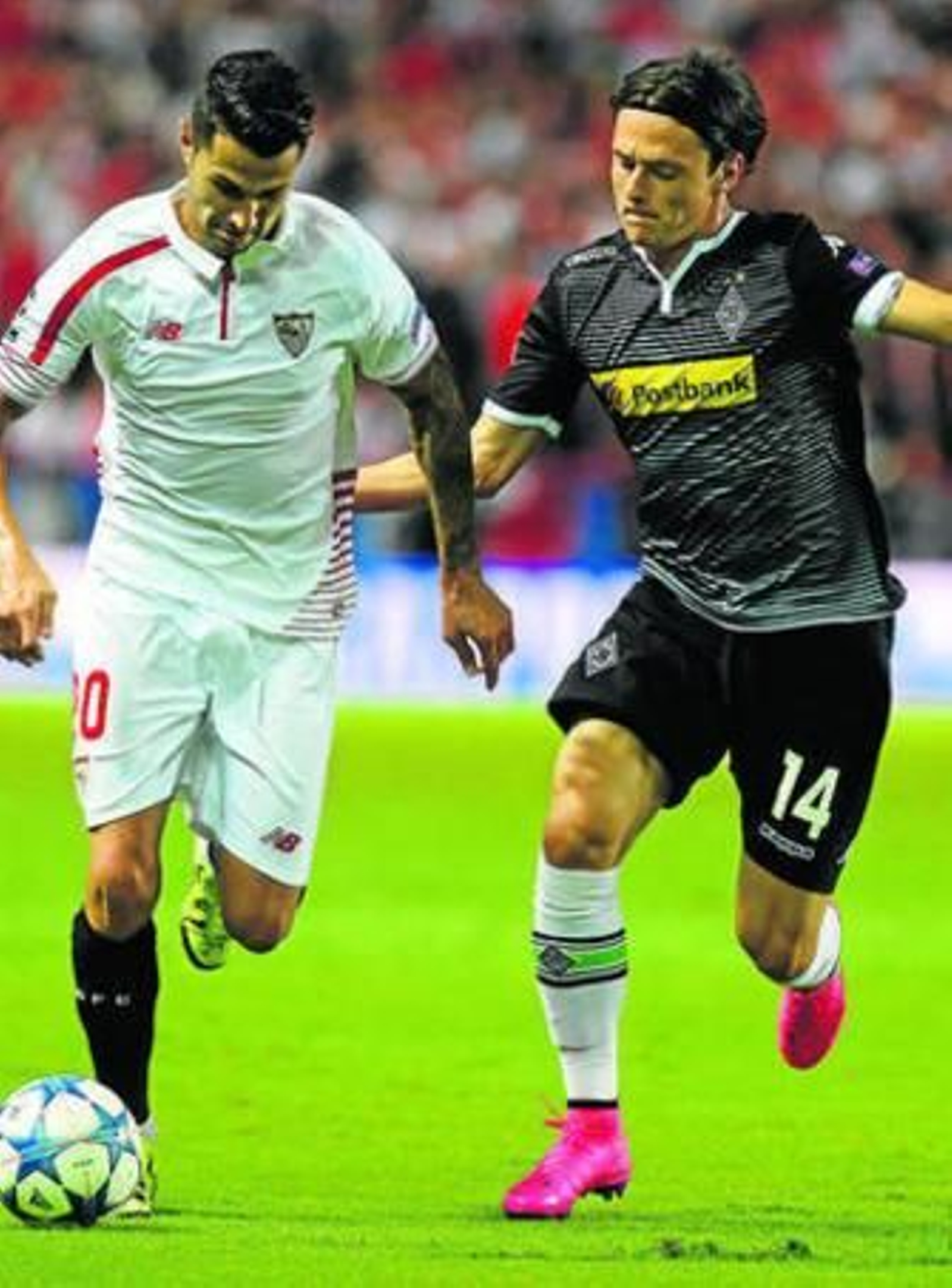 Vitolo corre con el balón ante Schulz.