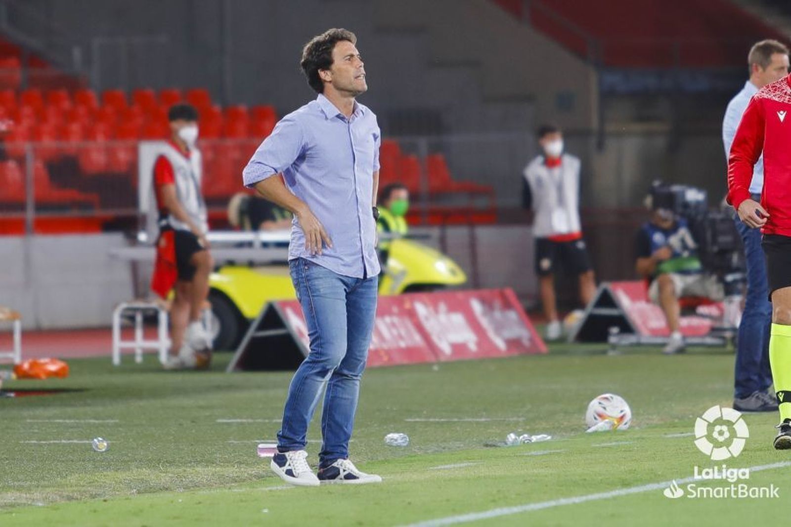 Rubi se dirige a sus jugadores en el choque ante el Tenerife