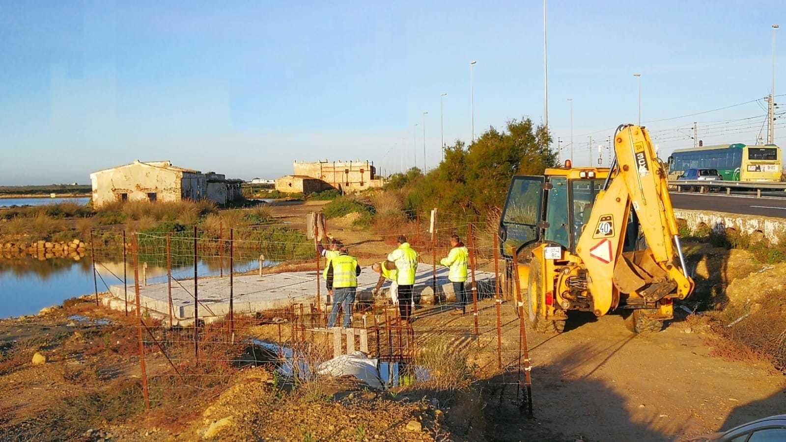 Máquinas y operarios trabajando en el desvío de la tubería del Consorcio de Aguas de la Zona Gaditana.