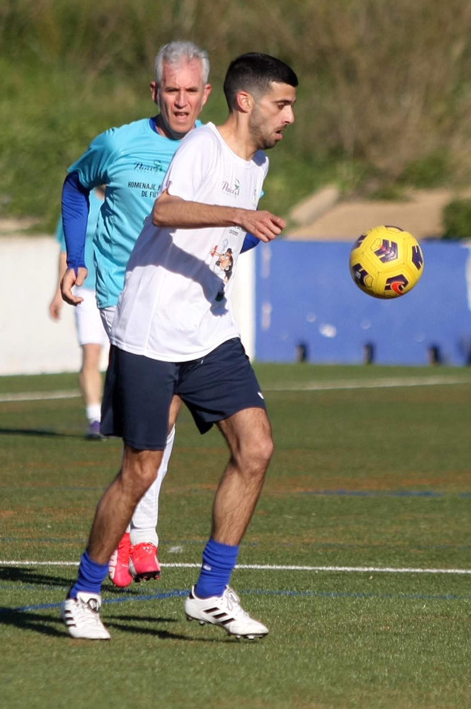 Imágenes del partido homenaje a los árbitros históricos de fútbol de Huelva