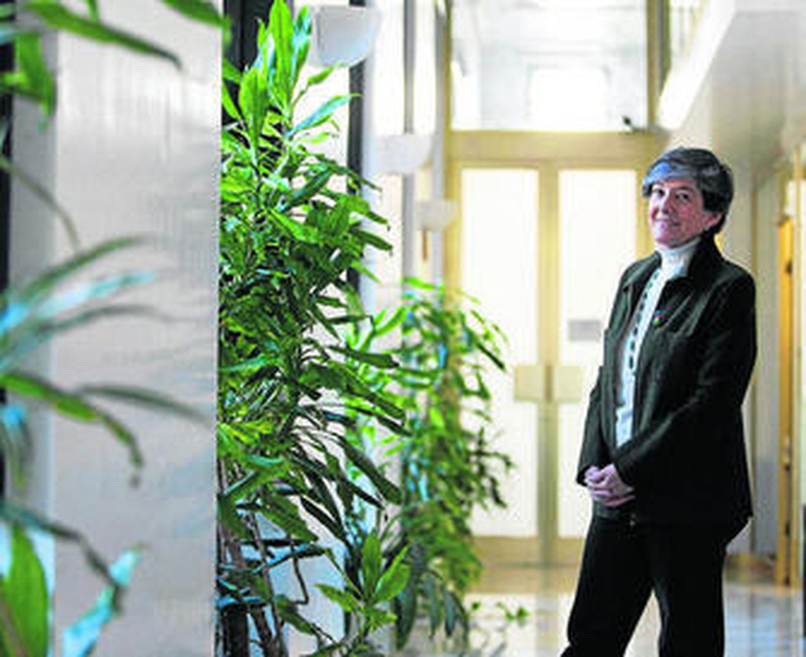 La portavoz de EH Bildu, Laura Mintegi, posa en Vitoria antes de la entrevista.