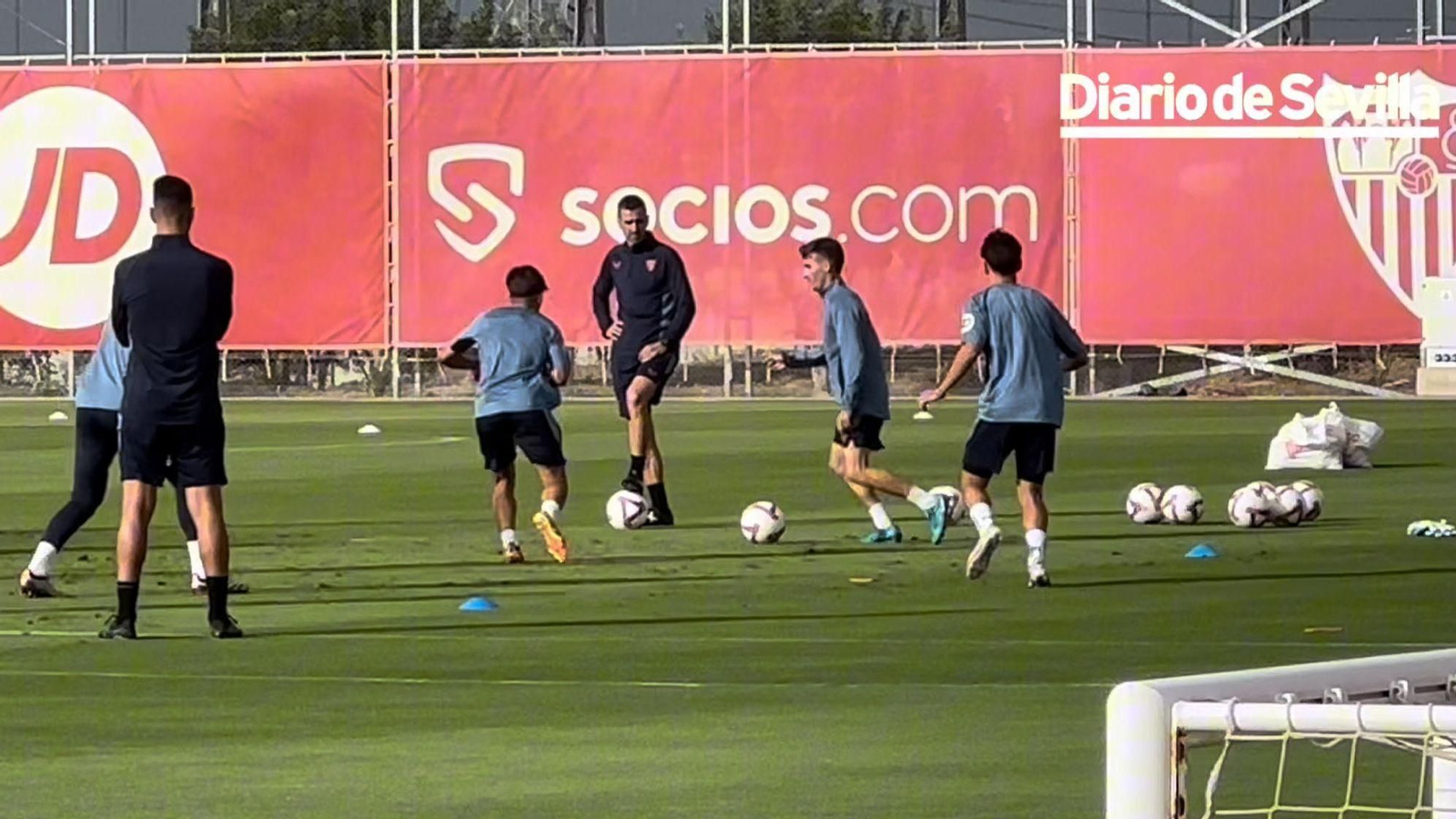 Pedro Ortiz realizando un pase en un rondo.