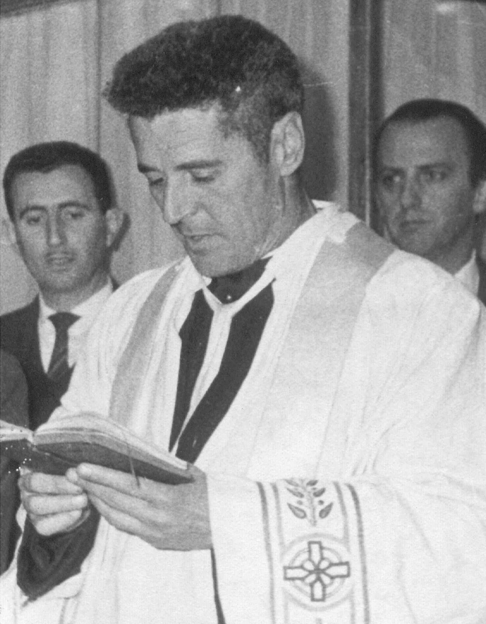 El padre Flores durante un oficio religioso. El padre Flores durante un oficio religioso.
