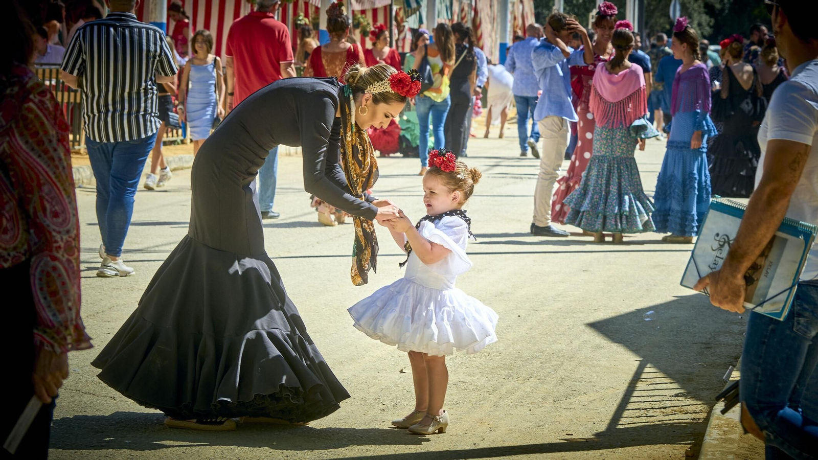 Las diferentes generaciones disfrutan de la Feria en Las Banderas.