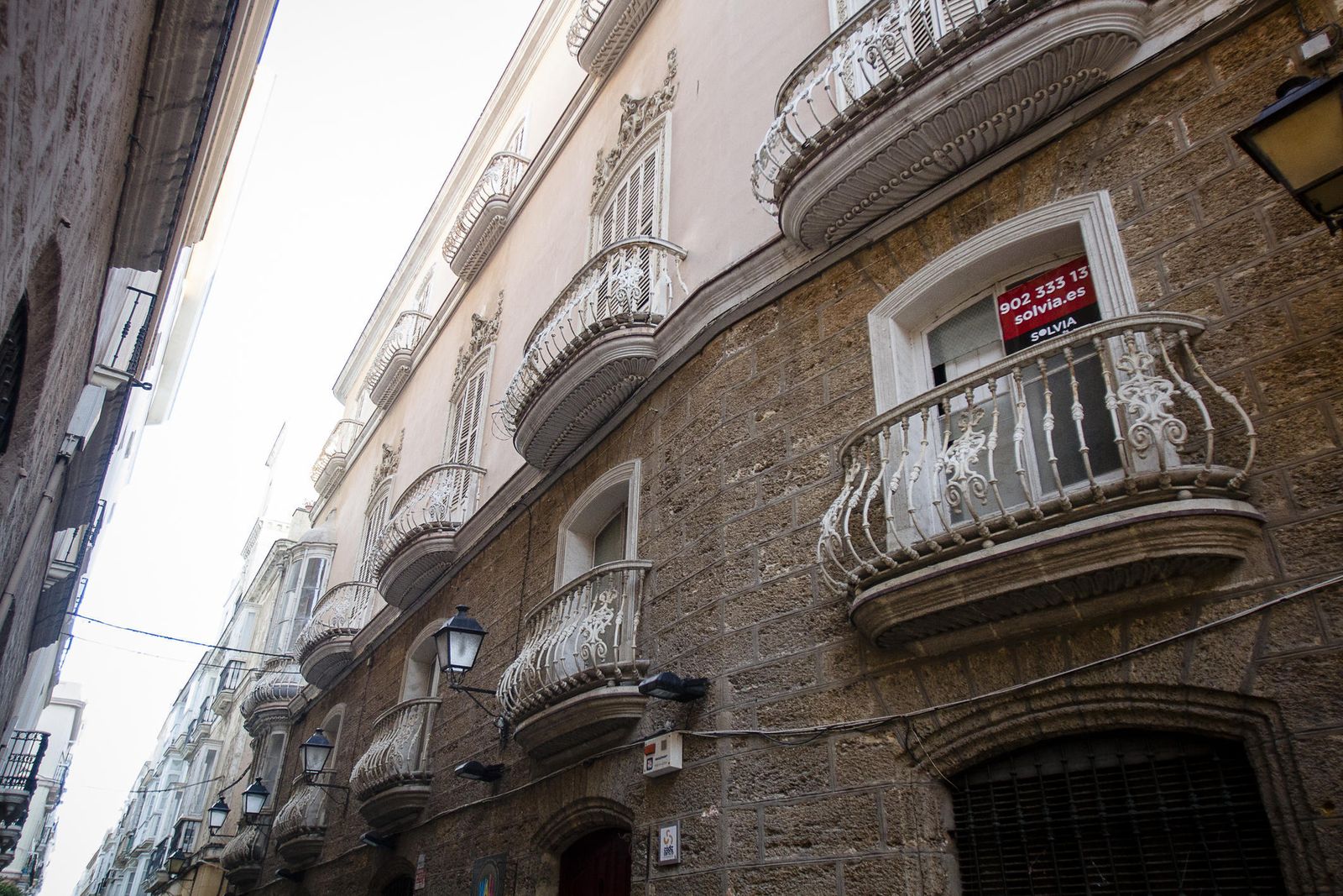 Fachada del palacete del número 1 de la calle Sagasta, con un cartel de venta.
