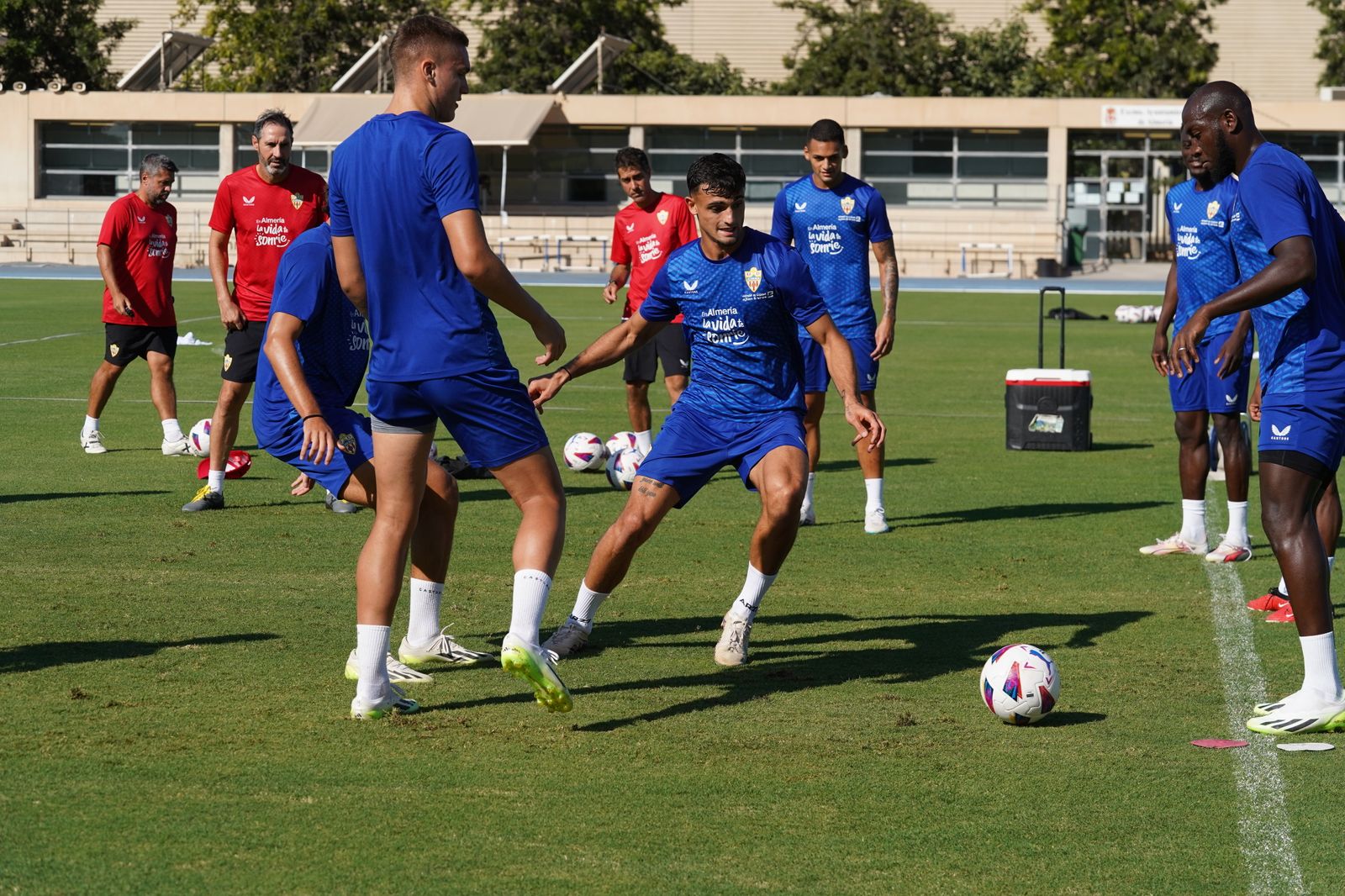 Los rojiblancos realizan un rondo ante la atenta mirada de Vicente Moreno durante el entrenamiento de este lunes.