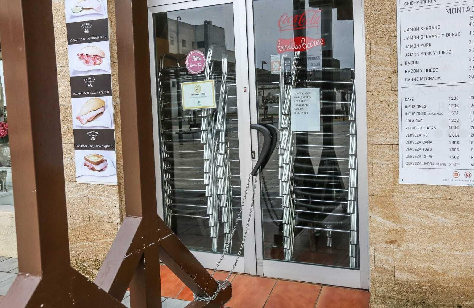Imágenes de Chiclana durante la primera jornada del cierre de actividades