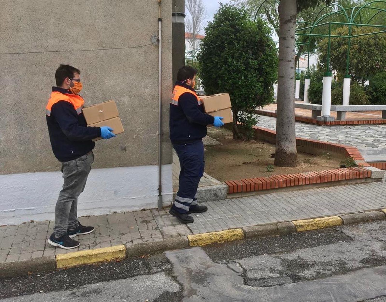 Miembros de Protección Civil reparten los medicamentos.