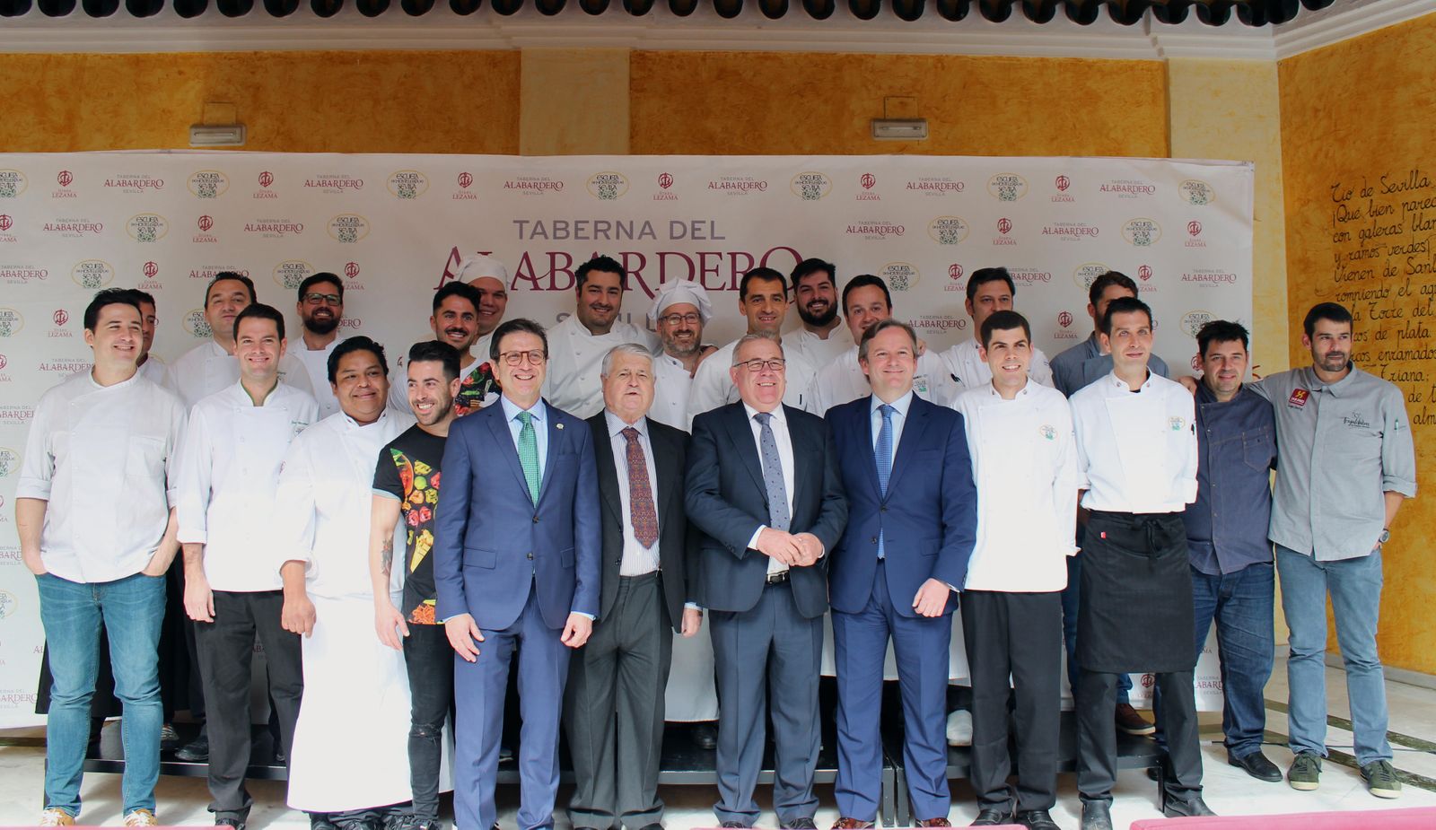1. Antiguos alumnos de la escuela, hoy cocineros de prestigio, y alumnos actuales son los protagonistas de la iniciativa. 2. Chefs tienden a la presentación.